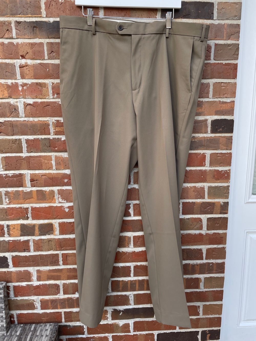 Dockers Men's Chinos in Khaki Tan